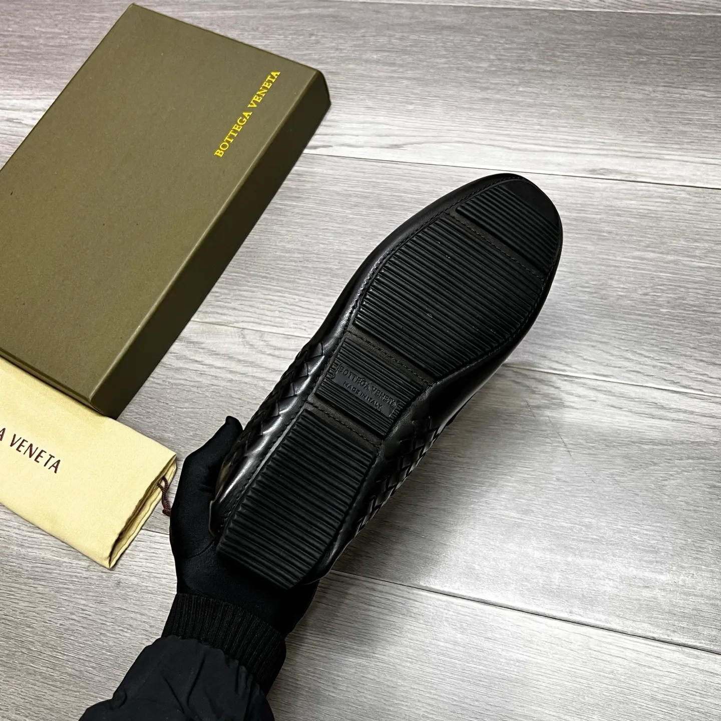 Factory price 480 BV〰️Purely handmade classic men's beanie shoes👉👉driving shoes, slip-on shoes, woven with cowhide imported from Italy, 💕water-dyed cowhide lining, 🔊original outsole, waterproof platform design, comfortable on the feet. A good choice for traveling and driving, two colors available, code number: 38-44, (45 can be customized)
